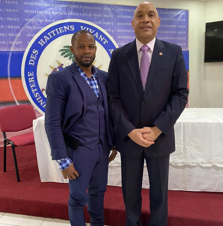 PIERRE NORAME/ EL FUNDADOR DE I CLEAN HAITI CON EL MINISTRO LOUIS GONZAGUE EDNER DAY