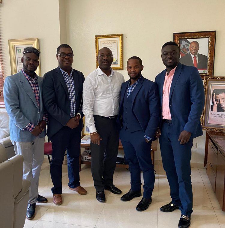 Miembros de I Clean Haiti con Wilson Jeudy, el alcalde de Delmas
