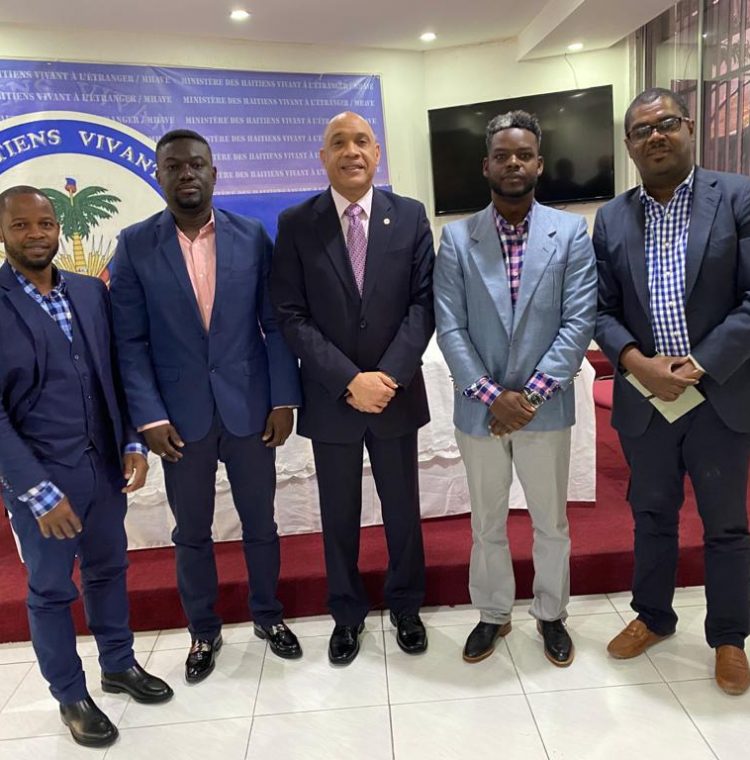 Los miembros de I Clean Haiti con el Ministro Louis Gonzague Edner Day